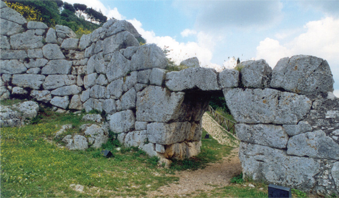 Fig.7 : La Porta Saracena a Segni nel suo stato attuale (foto Museo Archeologico Comunale di Segni).