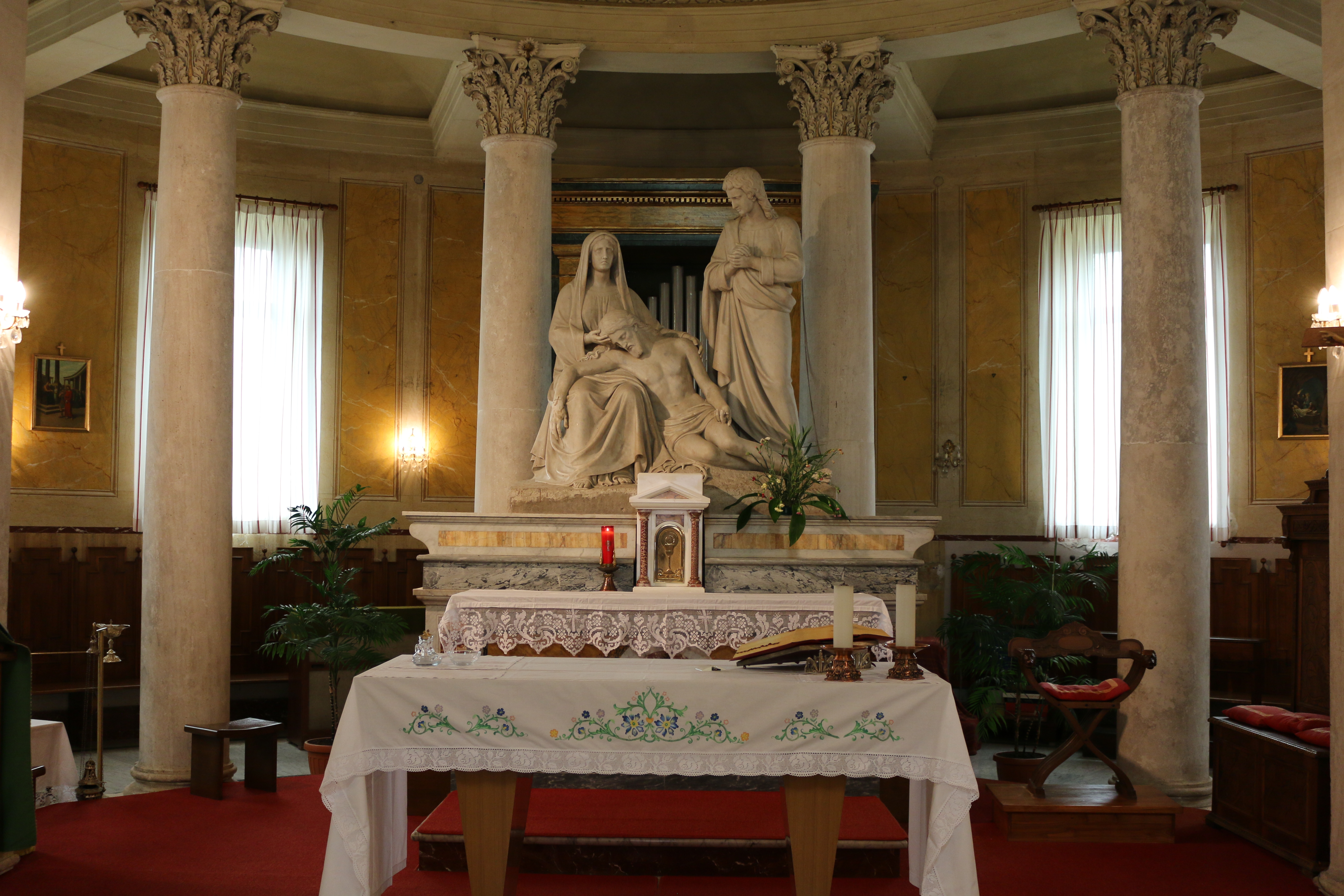 ill. 13 : Tomasz Oskar Sosnowski (fine sec. XIX), Altare maggiore con la Pietà