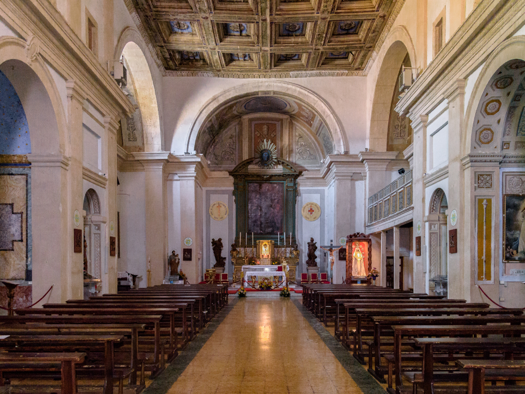 Chiesa San Pietro navata_ph:CorsettiAnna